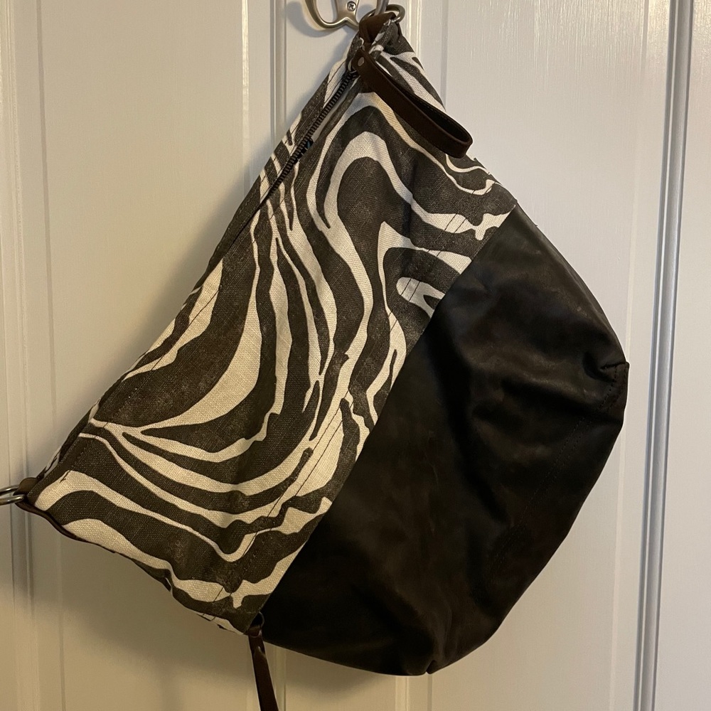 Rough and Tumble single zip safari bag